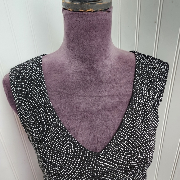 Talbots Women's Stretch Sleeveless V-Neck Black White Geo Pullover Tank Top PM - Picture 3 of 10